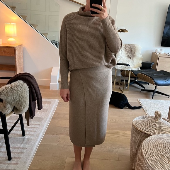 Club Monaco beige knit skirt - Picture 3 of 11